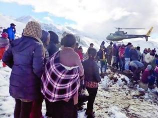 Φωτογραφία για ΘΡΗΝΟΣ στο Νεπάλ: Τους 40 έφθασαν οι νεκροί της χιονοθύελλας...
