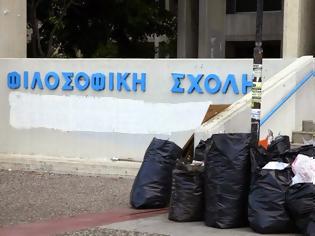 Φωτογραφία για Μάζεψαν 5,5 τόνους σκουπίδια από το κτίριο της Φιλοσοφικής Αθηνών