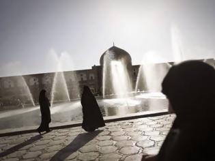 Φωτογραφία για ΣΟΚ: Τους έριξαν οξύ γιατί φορούσαν λάθος την ισλαμική μαντίλα