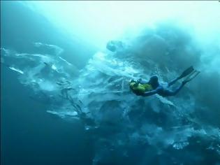 Φωτογραφία για Ανεπανάλληπτο βίντεο: Δείτε πως είναι να κολυμπάς δίπλα από ένα παγόβουνο