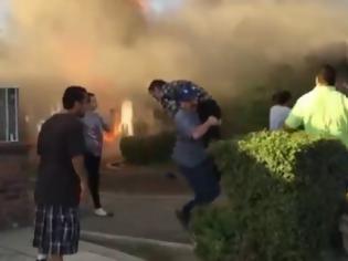 Φωτογραφία για ΥΠΕΡΟΧΟ βίντεο: Άντρας ρίσκαρε τη ζωή του και έπεσε στις φλόγες για να σώσει έναν εγκλωβισμένο πολίτη