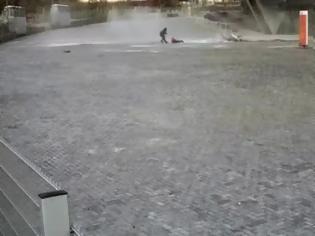 Φωτογραφία για Τρόμο προκαλεί ένα βίντεο που δόθηκε στη δημοσιότητα - Οβίδα έπεσε σε γήπεδο και γυναίκα σώθηκε από θαύμα [video]