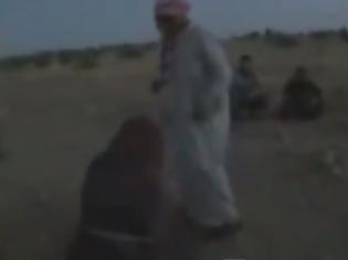 Φωτογραφία για Νέο βίντεο φρίκης από τους Τζιχαντιστές - Λιθοβόλησαν γυναίκα μέχρι θανάτου με τη βοήθεια του... πατέρα της [video]