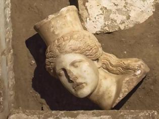 Φωτογραφία για Αμφίπολη: Εντοπίστηκε και αποκαλύφθηκε το μαρμάρινο κεφάλι Σφίγγας - Νέα ευρήματα στον τύμβο Καστά