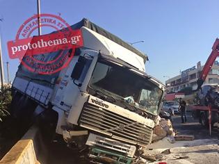 Φωτογραφία για Παραλίγο νέα τραγωδία στην άσφαλτο: Νταλίκα στην Εθνική έπεσε σε 12 αυτοκίνητα!