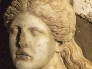 Φωτογραφία για Αμφίπολη: Γιατί ... χαμογελάει η Σφίγγα – Απίστευτα μυστήρια στον αρχαίο τάφο