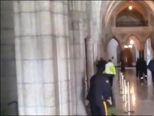 Φωτογραφία για Αστυνομικοί αναζητούν τον ένοπλο στο κτίριο του κοινοβουλίου [video]