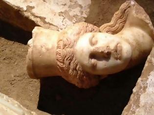 Φωτογραφία για Έχει παραβιαστεί ο τάφος στην Αμφίπολη; Δείτε τι λέει ο καθηγητής Αρχαιολογίας Π.Θέμελης...