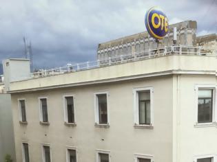 Φωτογραφία για Πάτρα: Από τον αέρα ξηλώθηκε η πινακίδα του ΟΤΕ και έπεσε στο πεζοδρόμιο
