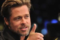 O Brad Pitt έφτυσε την τσίχλα του στο μάτι του Galifianakis όταν τον ρώτησε για την Aniston