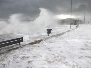 Φωτογραφία για ΣΥΓΚΛΟΝΙΣΤΙΚΕΣ εικόνες από τη παραλία του Φλοίσβου - Γιγαντιαία κύματα προκάλεσαν πανικό [photos]