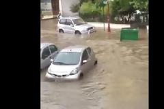 Ένα ακόμα βίντεο από το Περιστέρι: Τα αμάξια έχουν σχεδόν καλυφθεί από το νερό και κάδος πάει... βόλτα