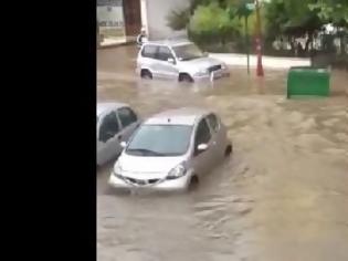 Φωτογραφία για Ένα ακόμα βίντεο από το Περιστέρι: Τα αμάξια έχουν σχεδόν καλυφθεί από το νερό και κάδος πάει... βόλτα