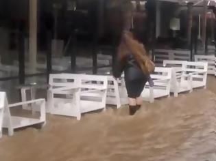 Φωτογραφία για Μικρή Βενετία έγινε το Μπουρνάζι - Τα νερά έφτασαν τις καρέκλες των καταστημάτων [video]