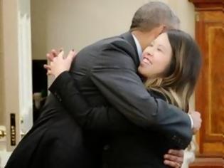 Φωτογραφία για Τη νοσοκόμα που νίκησε τον Εμπολα αγκάλιασε ο Ομπάμα