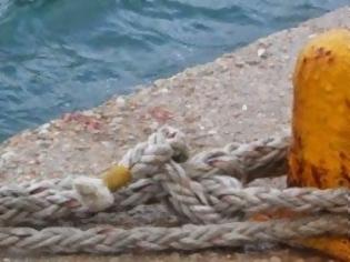 Φωτογραφία για Κόπηκαν οι κάβοι από πλοίο λόγω των ισχυρών ανέμων στο Λαύριο