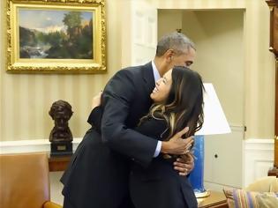 Φωτογραφία για Ποιον και γιατί αγκάλιασε ο Μπάρακ Ομπάμα