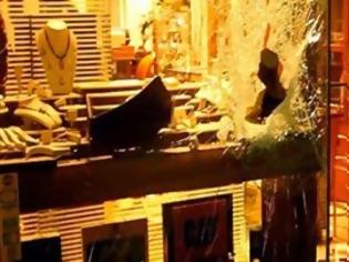 Φωτογραφία για Ληστεία με καλάσνικοφ σε κοσμηματοπωλείο στην Ερέτρια [video]