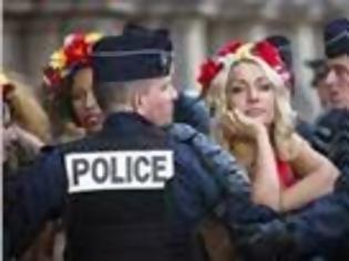 Φωτογραφία για Μία ακόμη  διαμαρτυρία των Femen στο Δικαστικό Μέγαρο στο Παρίσι