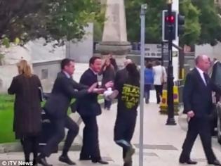 Φωτογραφία για Απίστευτο βίντεο: Παρακολουθήστε την επίθεση που δέχθηκε ο Βρετανός πρωθυπουργός από πολίτη [video + photos]