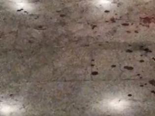Φωτογραφία για Κηλίδες αίματος στην είσοδο του κτιρίου που βρέθηκε νεκρός ο Θοδωρής Παπαναστασίου [photos]