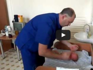 Φωτογραφία για Εξέταση Νεογέννητου Μωρού από Ρώσο Ορθοπεδικό… που Σοκάρει [video]