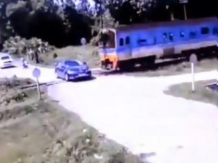 Φωτογραφία για ΣΟΚΑΡΙΣΤΙΚΟ βίντεο που θα σας κόψει την ανάσα: Σύγκρουση αυτοκινήτου με τρένο [ΠΡΟΣΟΧΗ ΣΚΛΗΡΕΣ ΕΙΚΟΝΕΣ]