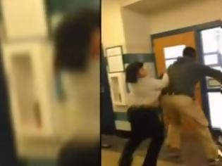 Φωτογραφία για Συγκλονιστικό συμβάν στη Βαλτιμόρη - Καθηγήτρια χτύπησε μαθήτρια και την απείλησε ότι θα την σκοτώσει [video]