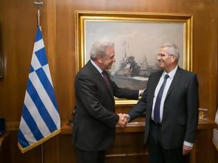 Φωτογραφία για Συνάντηση ΥΕΘΑ Δημήτρη Αβραμόπουλου με τον Γενικό Γραμματέα του ΑΚΕΛ Άντρο Κυπριανού