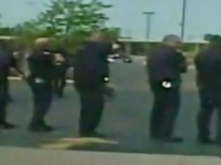 Φωτογραφία για Βίντεο που σοκάρει: Αστυνομικοί πυροβολούν 46 φορές άστεγο με ψυχολογικά προβλήματα [ΠΡΟΣΟΧΗ ΣΚΛΗΡΕΣ ΕΙΚΟΝΕΣ]