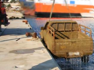Φωτογραφία για Ανασύρθηκαν κλεμμένα αυτοκίνητα από την θάλασσα στο καταυλισμό των τσιγγάνων στη Ρόδο [photos]