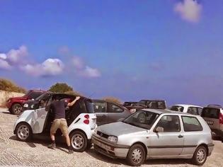 Φωτογραφία για Το πιο αστείο παρκάρισμα αυτοκινήτου μάρκας Smart που έχουμε δει ποτέ - Είναι και στη Σαντορίνη [vide]
