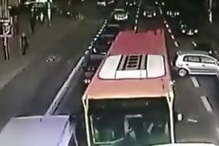 Βίντεο που κόβει την ανάσα: Λεωφορείο παρέσυρε 9 αυτοκίνητα, όταν ο οδηγός του έχασε τις αισθήσεις του