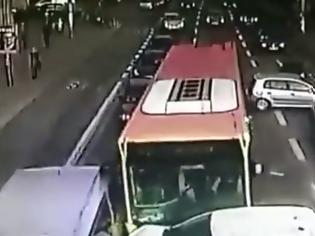 Φωτογραφία για Βίντεο που κόβει την ανάσα: Λεωφορείο παρέσυρε 9 αυτοκίνητα, όταν ο οδηγός του έχασε τις αισθήσεις του