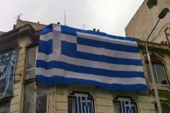 Ποιος και γιατί κρέμασε αυτήν την τεράστια σημαία στο κέντρο της Θεσσαλονίκης; [photos]