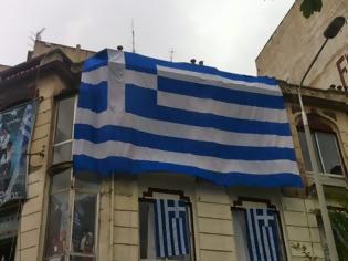 Φωτογραφία για Ποιος και γιατί κρέμασε αυτήν την τεράστια σημαία στο κέντρο της Θεσσαλονίκης; [photos]