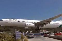 ΑΠΙΣΤΕΥΤΟ βίντεο στη Σκιάθο: Δείτε προσγείωση αεροπλάνου που προκαλεί τρόμο