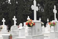 Η Εκκλησία δεν θα τελεί κηδείες και μνημόσυνα σε όσους επιλέξουν αποτέφρωση αντί ταφής