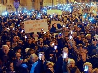 Φωτογραφία για Ουγγαρία: Αποσύρεται το σχέδιο φορολόγησης του διαδικτύου