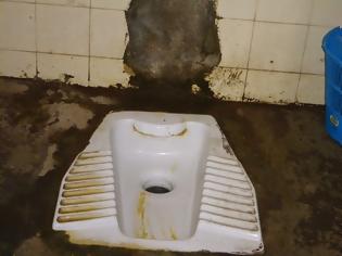 Φωτογραφία για ΣΟΚ στην Πάτρα: Νεαρός ζήτησε επειγόντως να πάει στην τουαλέτα και... δείτε τι έγινε!