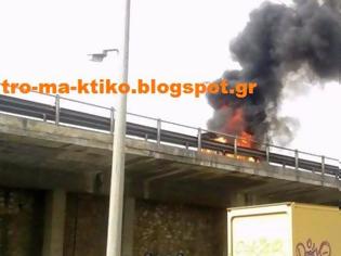 Φωτογραφία για ΤΩΡΑ: Αυτοκίνητο στις φλόγες στην Εθνική Οδό  Αθηνών - Λαμίας