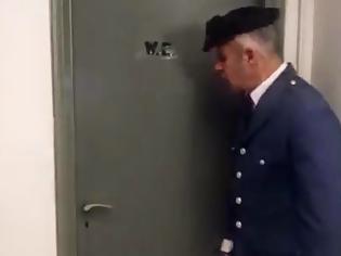 Φωτογραφία για Ο... αστυνομικός κλείδωσε στην τουαλέτα το Γεωργούντζο - Δείτε το ξεκαρδιστικό βίντεο