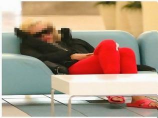 Φωτογραφία για ΣΟΚΑΡΕΙ ΓΝΩΣΤΗ ηθοποιός!! - Κοιμάται σε εμπορικό κέντρο γιατί ΔΕΝ έχει χρήματα...[photos]