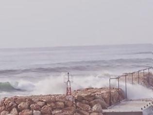 Φωτογραφία για ΑΠΙΣΤΕΥΤΕΣ εικόνες από την Πρέβεζα: Τα κύματα «νίκησαν» το αλιευτικό στον Παντοκράτορα [video]