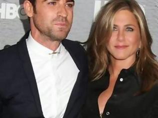 Φωτογραφία για Η Jennifer Aniston δείχνει το οκτώ καρατίων μονόπετρό της!