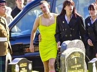 Φωτογραφία για ΘΑ ΔΑΚΡΥΣΕΙΣ! Δείτε γιατί πήγε με αυτό το φόρεμα ο τύπος σε κηδεία...[photos]