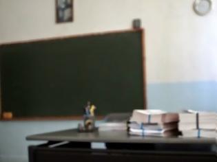 Φωτογραφία για Καρδίτσα: Καθηγητής με καταδίκη 25 ετών συνεχίζει να διδάσκει