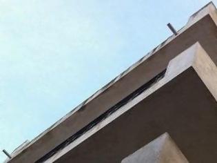 Φωτογραφία για Πάτρα: 27χρονη απειλούσε να πέσει από το μπαλκόνι