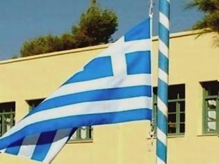 Φωτογραφία για Ανήλικος μπήκε σε σχολείο και κατέβασε την Ελληνική Σημαία...