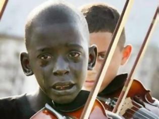 Φωτογραφία για ΣΥΓΚΙΝΗΤΙΚΟ: Ο μικρός Ντιέγκο λυγίζει, καθώς παίζει βιολί στην κηδεία του δάσκαλου του [photos + video]